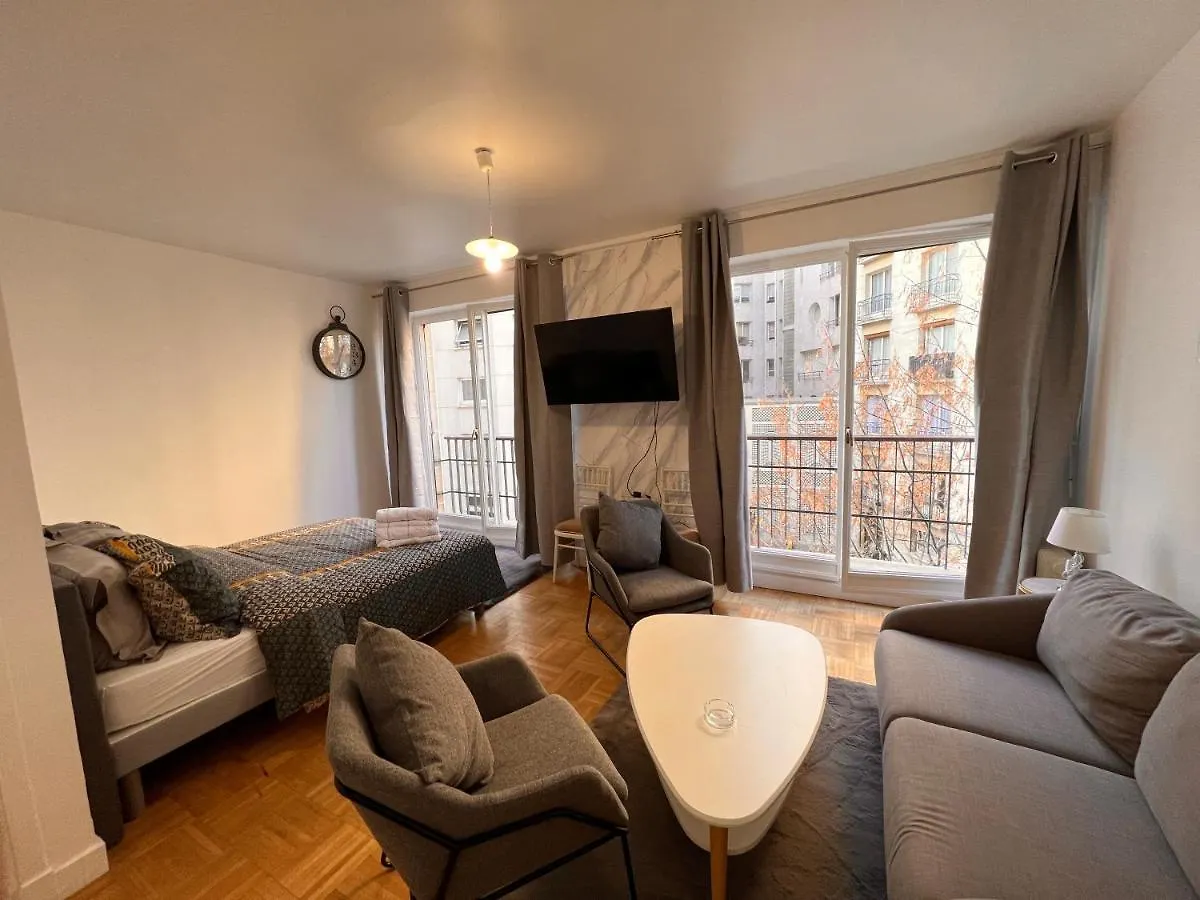 Studio Avenue Foch - Hala Paris contacts